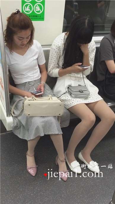 地铁上的肉丝高跟长裙美女，超级甜美哦。