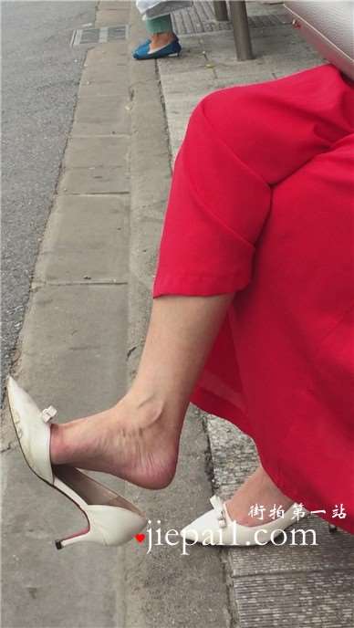 公交站等车的尖嘴高跟玉足美女姐姐。
