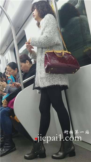 4k-黑丝打底裤的卷毛少妇。