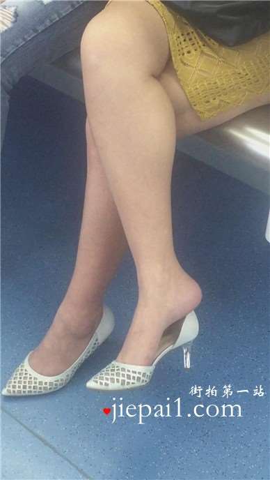 地铁上拍摄性感尖嘴小高跟的熟女，挑鞋很6666