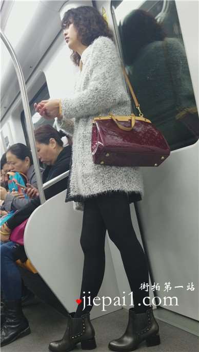 4k-黑丝打底裤的卷毛少妇。