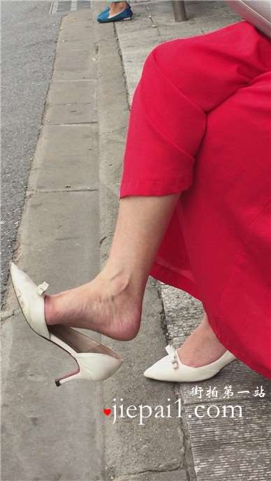 公交站等车的尖嘴高跟玉足美女姐姐。