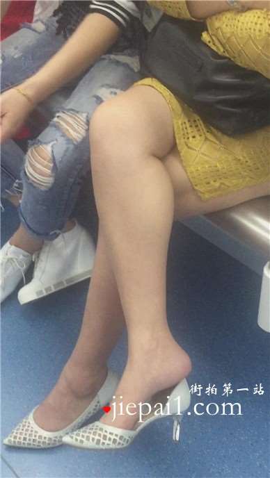地铁上拍摄性感尖嘴小高跟的熟女，挑鞋很6666