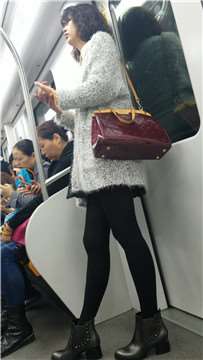 4k-黑丝打底裤的卷毛少妇。