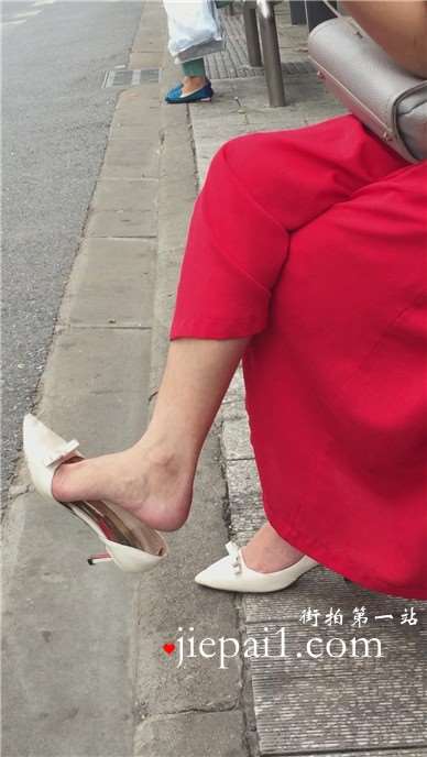 公交站等车的尖嘴高跟玉足美女姐姐。