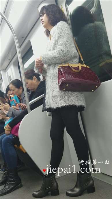 4k-黑丝打底裤的卷毛少妇。