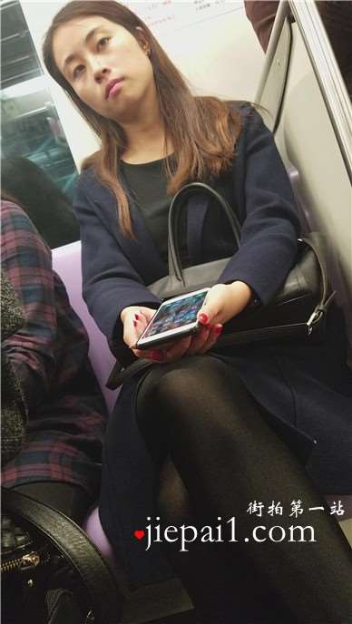 4k-地铁上的黑丝大眼萌妹子，闭目养神。