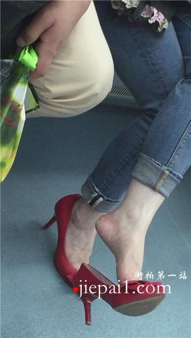 红色尖嘴小高跟紧身蓝牛美眉，这双美足为何满是老茧。