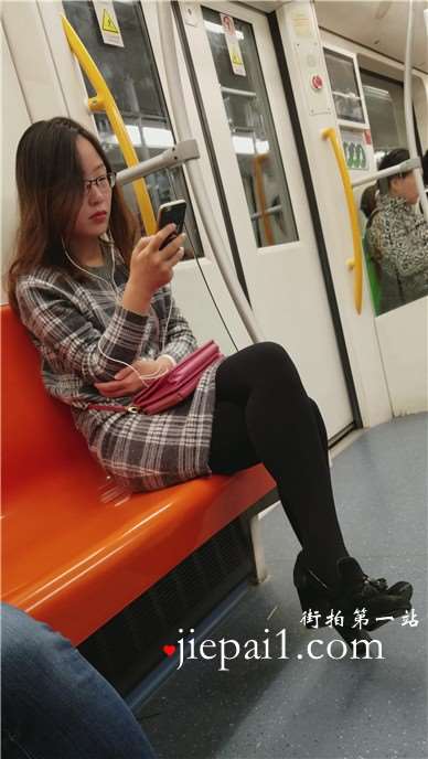 4k-地铁上拍摄小眼睛眼镜妹，光滑的长腿黑丝高跟。