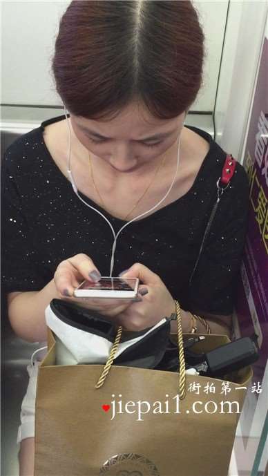 低头玩手机入迷的美女，腿腿真白。