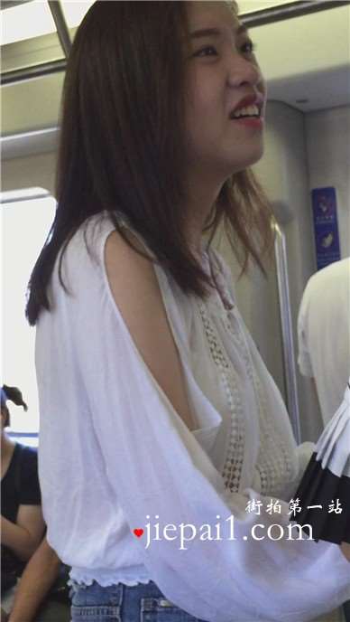 白嫩美腿小妹你地铁上跟闺蜜聊得欢。