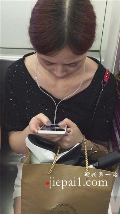 低头玩手机入迷的美女，腿腿真白。