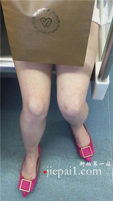低头玩手机入迷的美女，腿腿真白。