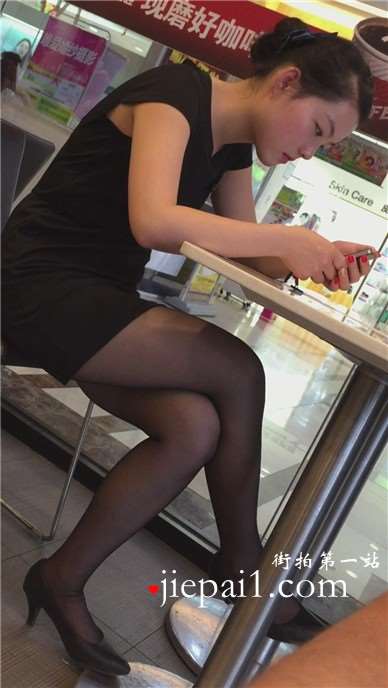 隔壁坐着这么漂亮的黑丝高跟短裙美眉，哪有不摄的道理。