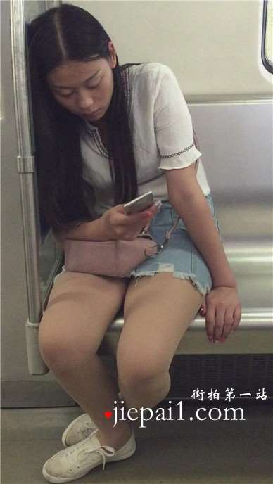 地铁上偶遇丰满妹子，看她好无聊的感觉。