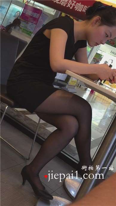 隔壁坐着这么漂亮的黑丝高跟短裙美眉，哪有不摄的道理。