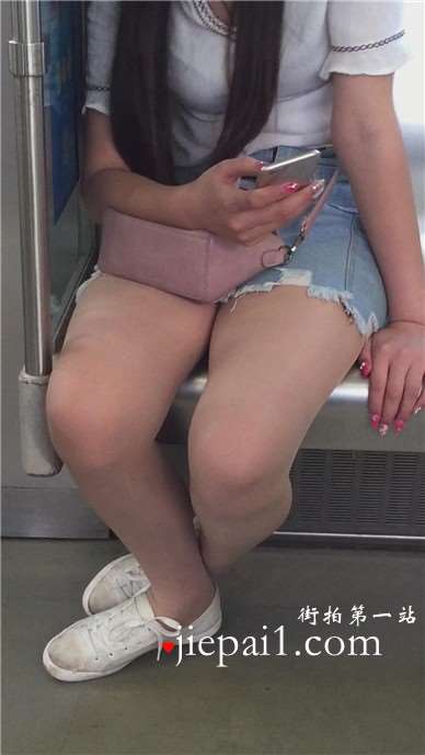 地铁上偶遇丰满妹子，看她好无聊的感觉。