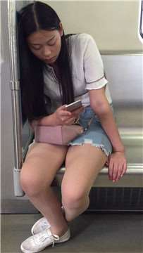地铁上偶遇丰满妹子，看她好无聊的感觉。
