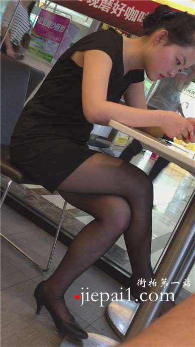 隔壁坐着这么漂亮的黑丝高跟短裙美眉，哪有不摄的道理。