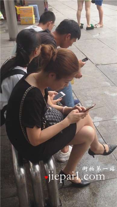 超有韵味的美腿尖嘴高跟鞋少妇公交站等车。