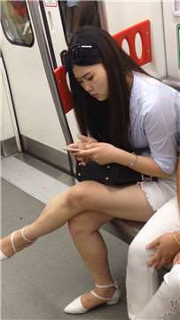 地铁上极品美腿美女，你膝盖上的伤还好吧。