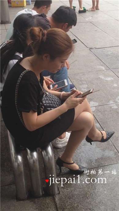 超有韵味的美腿尖嘴高跟鞋少妇公交站等车。