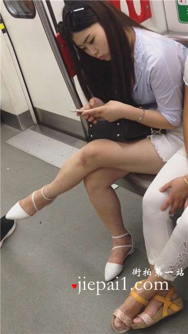 地铁上极品美腿美女，你膝盖上的伤还好吧。