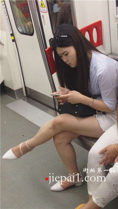 地铁上极品美腿美女，你膝盖上的伤还好吧。