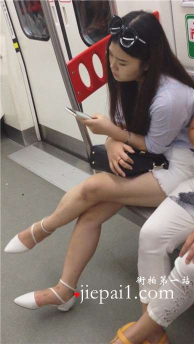 地铁上极品美腿美女，你膝盖上的伤还好吧。