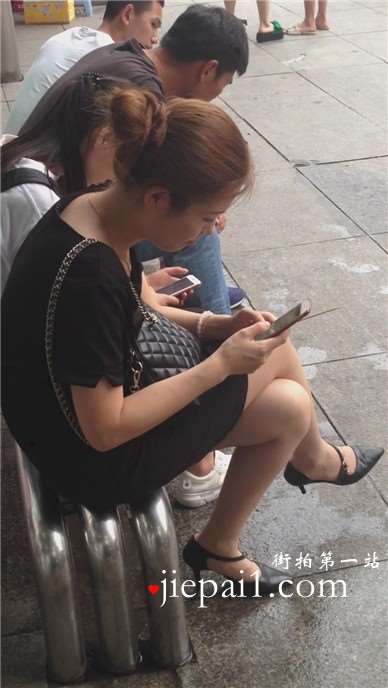 超有韵味的美腿尖嘴高跟鞋少妇公交站等车。