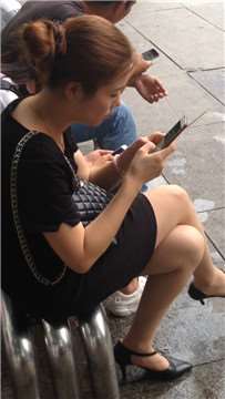 超有韵味的美腿尖嘴高跟鞋少妇公交站等车。