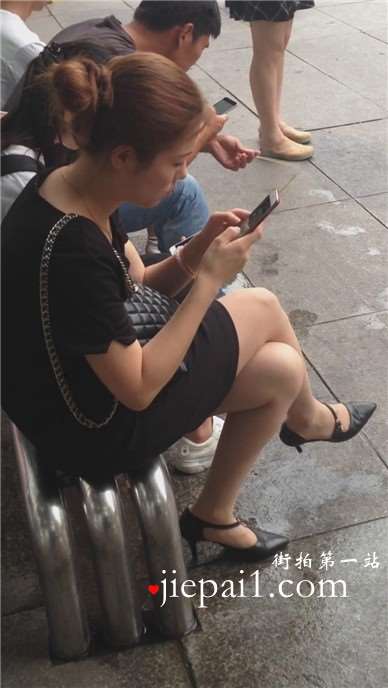 超有韵味的美腿尖嘴高跟鞋少妇公交站等车。