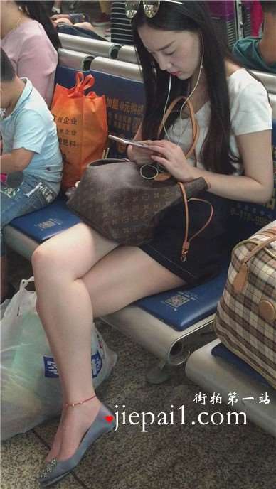 性感白皙美腿的女神车站候车室等车。