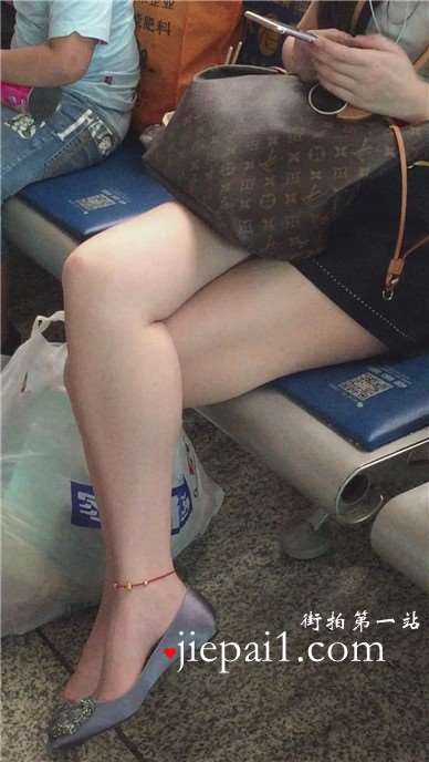 性感白皙美腿的女神车站候车室等车。