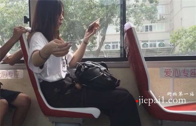 颜值爆表的美眉，你可知道身后那老头蠢蠢欲动。