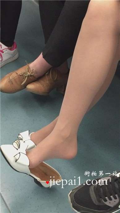 美女诱人的丝足，不断挑动，也挑动了我的心。