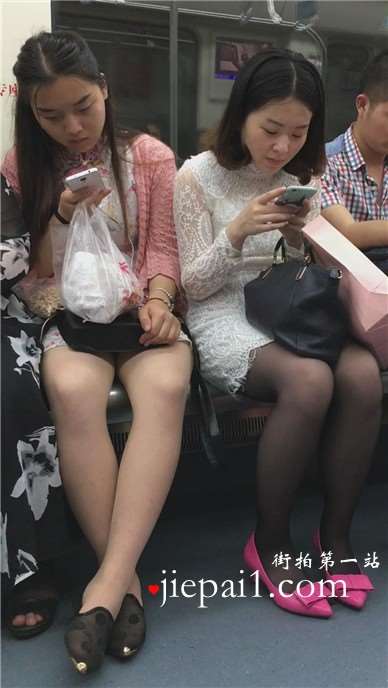 对面坐的两美女有点小诱惑，还让不让人好好坐地铁啦。
