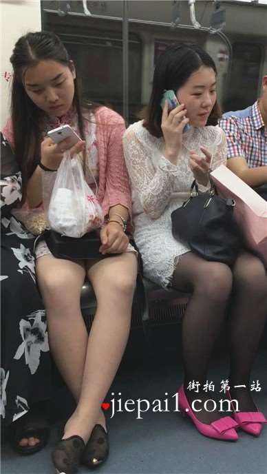 对面坐的两美女有点小诱惑，还让不让人好好坐地铁啦。