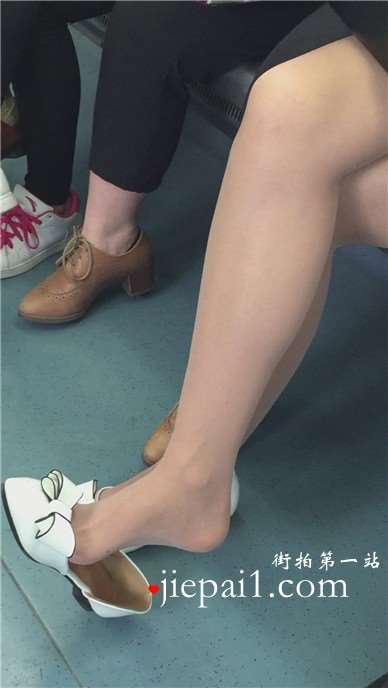美女诱人的丝足，不断挑动，也挑动了我的心。