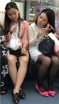 对面坐的两美女有点小诱惑，还让不让人好好坐地铁啦。