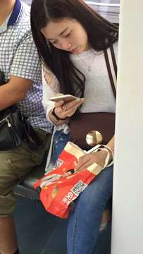 为手机充电席地而坐+车厢内超美红鞋紧身牛仔裤美眉。