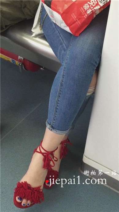 为手机充电席地而坐+车厢内超美红鞋紧身牛仔裤美眉。