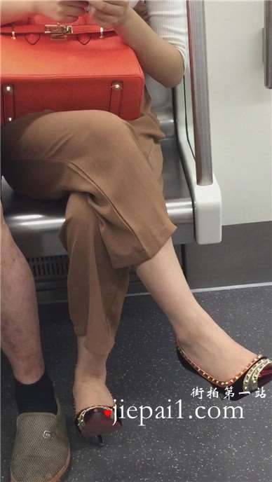 简直美若天仙，仙女下凡，能遇到这样甜美漂亮的美女