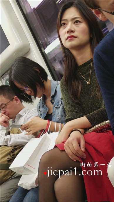 4k-面对如此黑丝美少妇，外国小哥依然淡定看书。