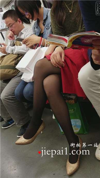 4k-面对如此黑丝美少妇，外国小哥依然淡定看书。