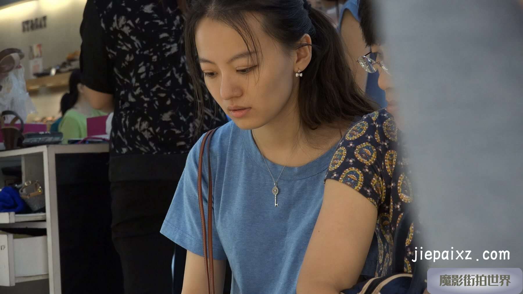 4K - 清秀的小姐姐试鞋 [953 MB/MP4]