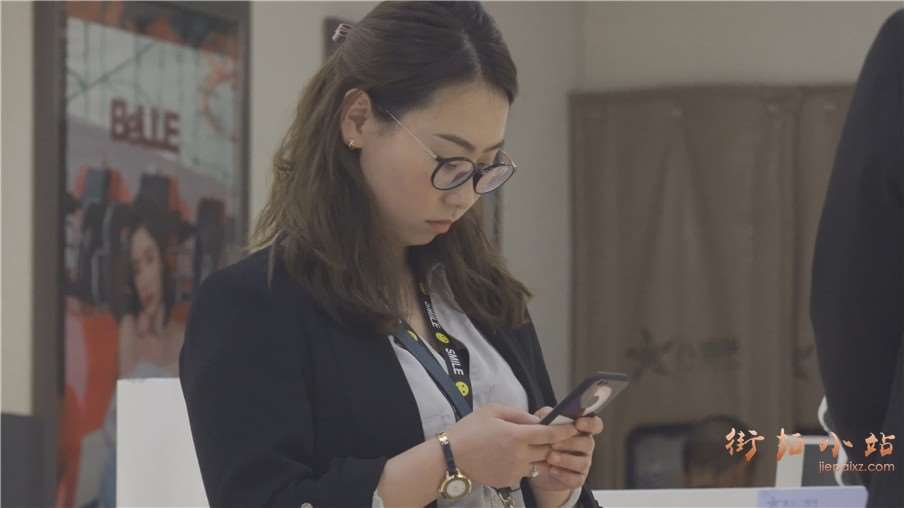 4k-试鞋的眼镜OL制服街拍美女