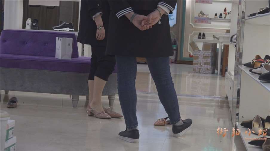 4k-试鞋的眼镜OL制服街拍美女