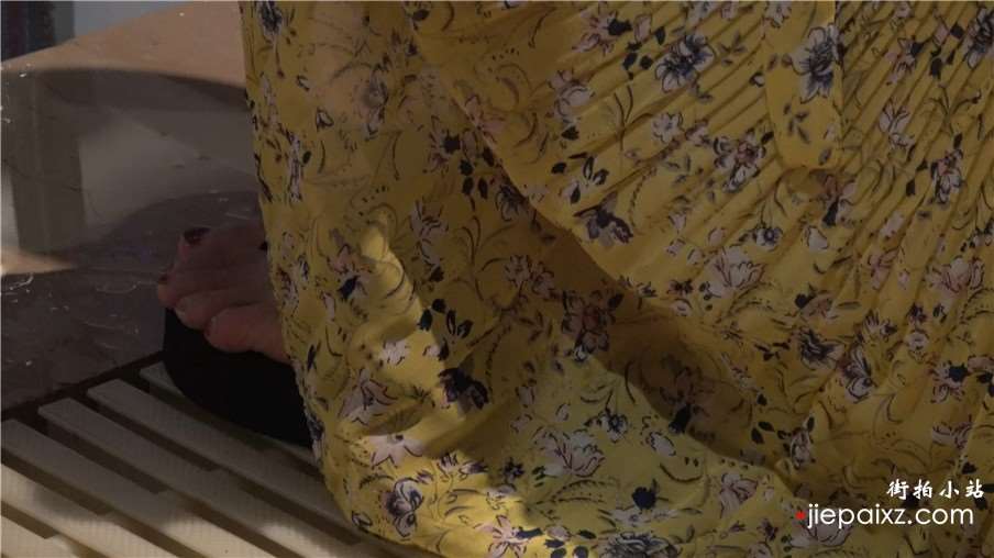 4k-游泳馆内的凉拖连衣裙美女