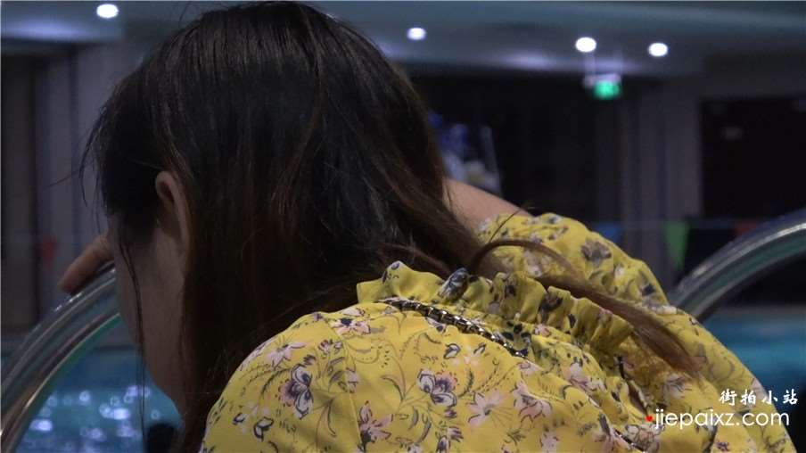 4k-游泳馆内的凉拖连衣裙美女